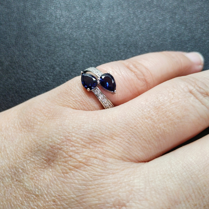 Bague-Femme-Argent-et-oxydes-blancs-et-bleus-CHRISTIAN-Bernard-337961-2-portee Bague Femme goutte Argent 925/1000 et Oxydes de zirconium blancs et bleus CHRISTIAN BERNARD portée