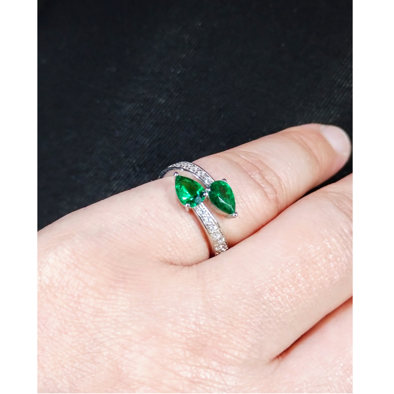 Bague Femme goutte Argent 925/1000 et Oxydes de zirconium blancs et verts CHRISTIAN BERNARD portée