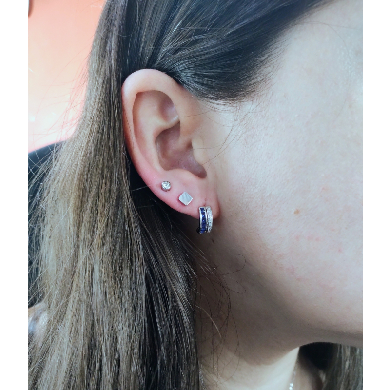 Boucles d’oreilles demi créoles Femme Argent 925/1000 et Oxydes de zirconium bleus et blancs CHRISTIAN BERNARD portées
