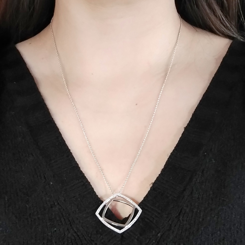 Collier-Femme-Argent-et-Oxydes-GUY-LAROCHE-ATX501AZ-porte