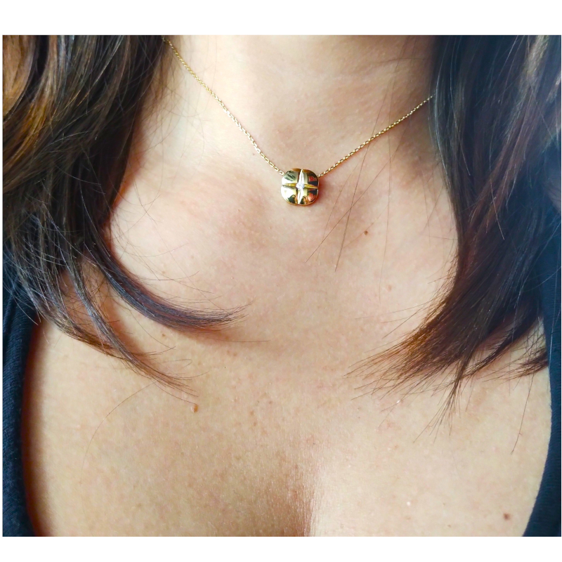 Collier-Femme-plaque-or-et-oxyde-MURAT-102731-1-porte Collier Femme icône Plaqué Or et Oxyde de zirconium MURAT porté