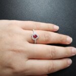 Bague Cœur Femme Argent 925/1000 et Oxydes de zirconium rouge et blancs CHRISTIAN BERNARD portée