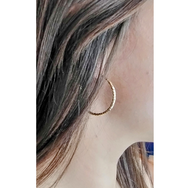 boucles-oreilles-creoles-femme-or-jaune-750-facettee-robbez-masson-3631-autre-vue Boucles d’oreilles créoles facettée Femme Or jaune 750/1000 ROBBEZ MASSON, autre vue