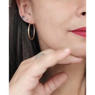Boucles d’oreilles créoles facettée Femme Or jaune 750/1000 ROBBEZ MASSON portée