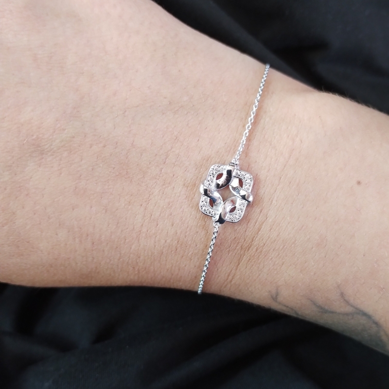bracelet-femme-argent-oxydes-guy-laroche-g33041-11-porte Bracelet jonc Femme Argent et Oxydes Guy Laroche porté