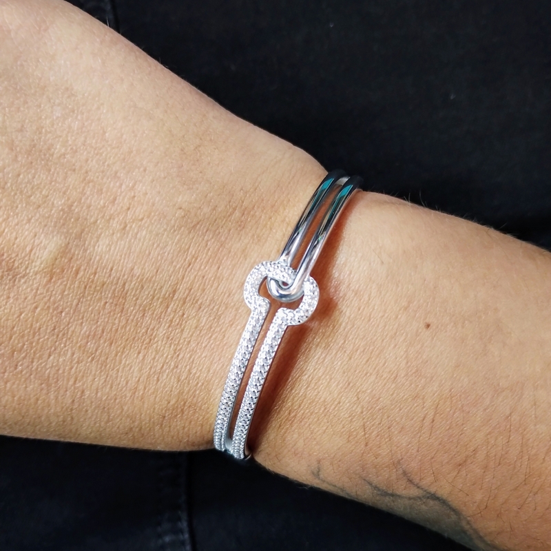 bracelet-jonc-femme-argent-oxydes-guy-laroche-g33043-11-porté Bracelet jonc Femme Argent et Oxydes Guy Laroche porté