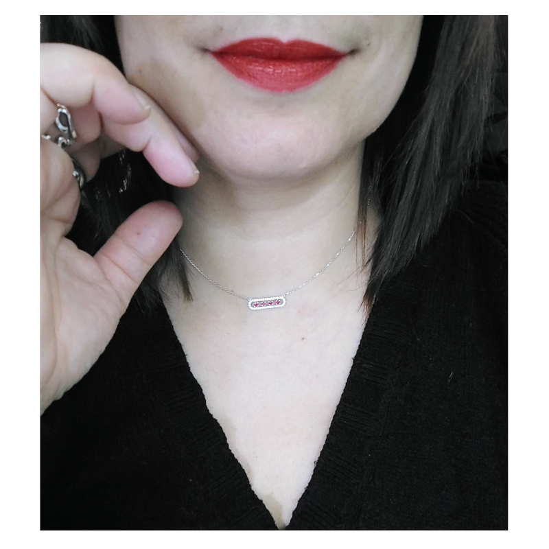 collier-femme-or-blanc-750-oxydes-rubis-robbez-masson-3-7390-R1-porte Collier Femme Or blanc 750/1000, Rubis et Oxydes de zirconium ROBBEZ MASSON, porté
