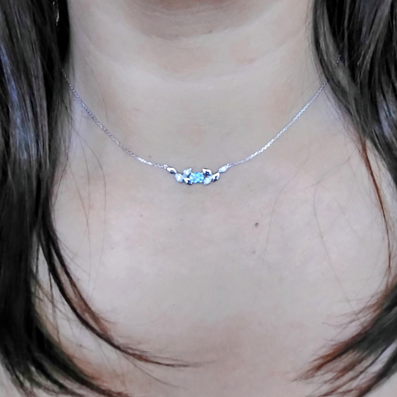 collier-femme-or-blanc-750-oxydes-topaze-robbez-masson-58A734GTZ-porte Collier Femme Or blanc 750/1000, Topaze et Oxydes de zirconium ROBBEZ MASSON porté