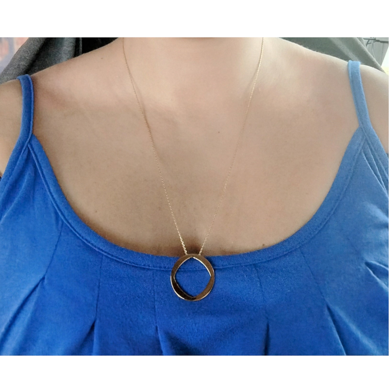collier-femme-plaque-or-murat-102265-porte Collier long Femme Plaqué Or MURAT porté