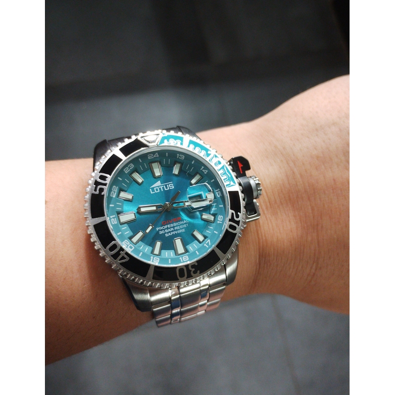 Coffret montre étanche LOTUS Homme Acier inoxydable et bracelet silicone bleu interchangeable 18938/1 portée