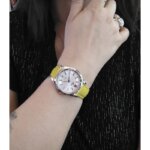 Montre Femme cuir jaune et Acier inoxydable LOTUS 18899/2 portée