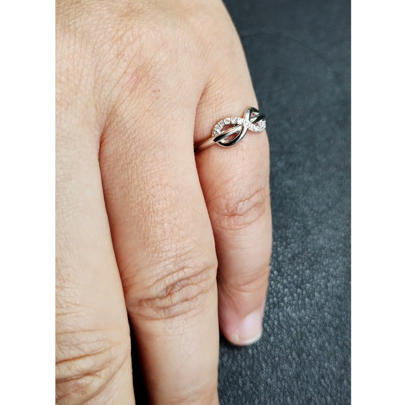 Bague Femme Infini Or blanc et Diamants ROBBEZ MASSON portée