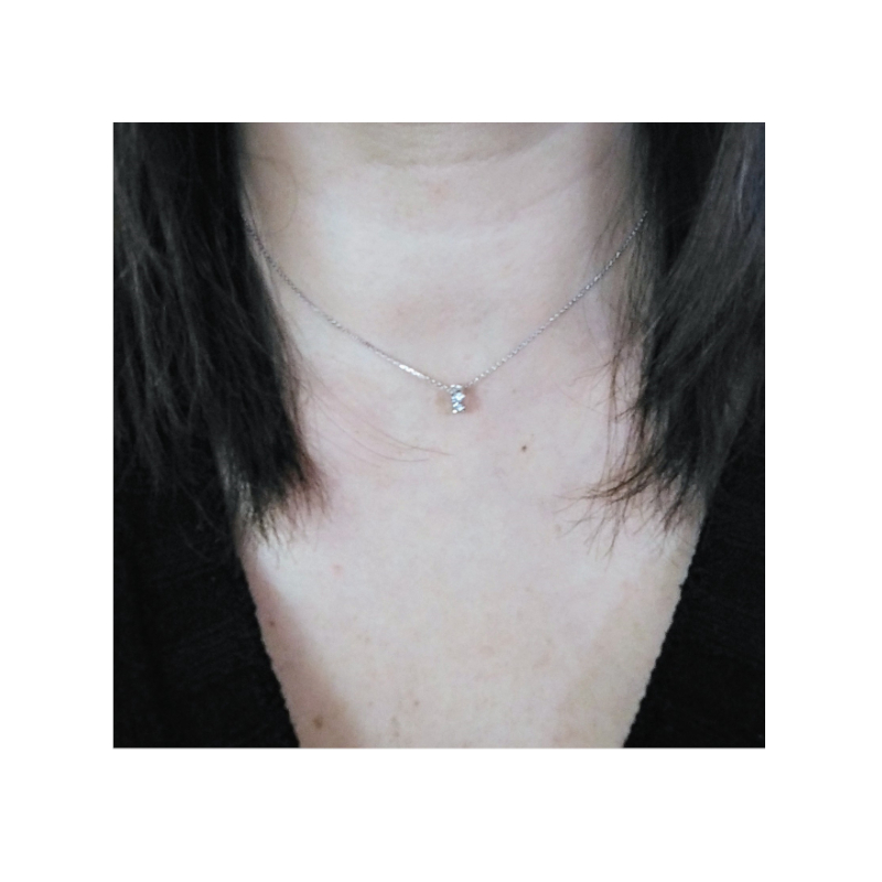 Collier-Femme-Or-blanc-750-et-Diamants-robbez-masson-3-7417-31-porte Collier Femme Or blanc 750/1000 et Diamants ROBBEZ MASSON porté