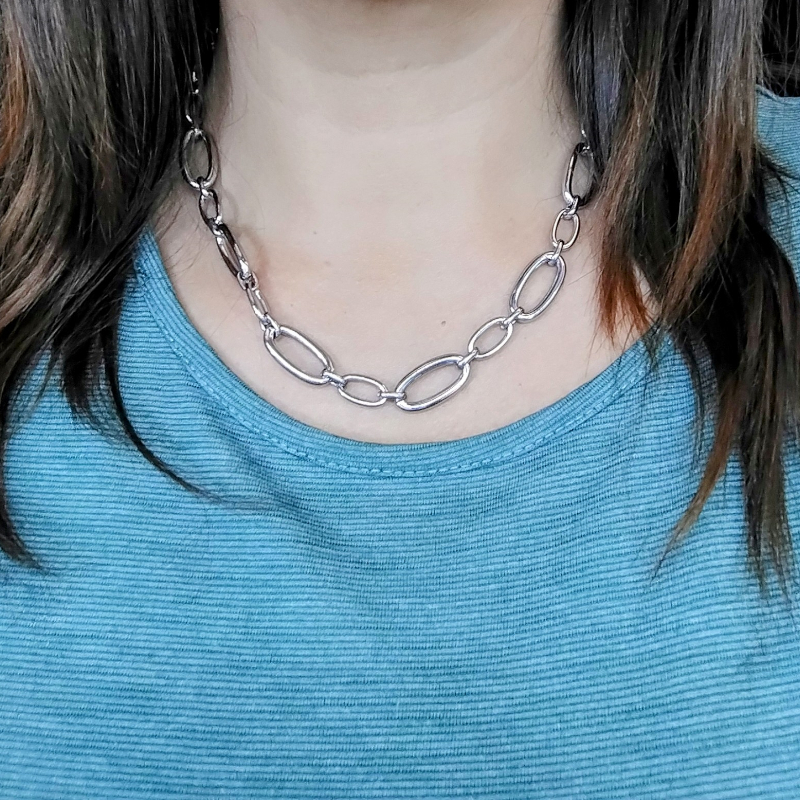 Collier-chaine-Femme-Acier-inoxydable-316L-robbez-masson-431228C-porte Collier chaine Femme Acier inoxydable ROBBEZ MASSON porté
