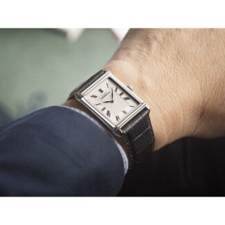 Montre Art Déco rectangulaire Homme cuir noir et Acier inoxydable HERBELIN 17468AP08 porté