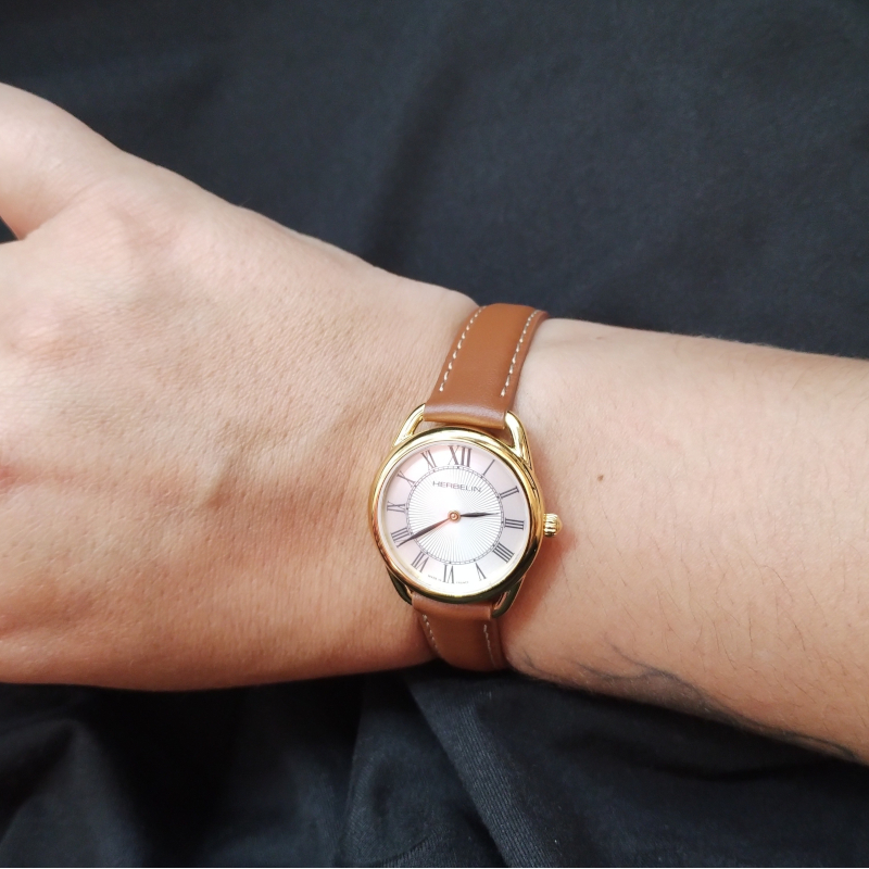 Montre Femme Equinoxe HERBELIN, Acier inoxydable doré et Cuir marron 17497P08GD portée