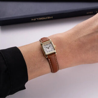 Montre Femme Art déco HERBELIN 17478T22GD cuir marron et Acier inoxydable bicolore , portée.
