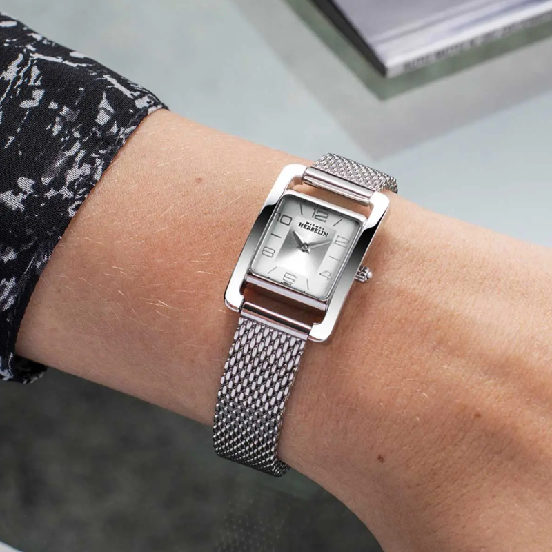 Montre Femme Vième Avenue HERBELIN, Acier inoxydable et maille milanaise 17437AP21B portée