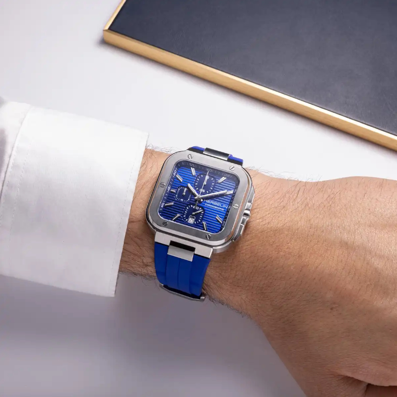 Montre-Homme-CAP-CAMARAT-Square-mouvement-suisse-acier-inoxydable-caoutchouc-acier-inoxydable-Chronographe-bleu-HERBELIN-35646A115CB- portée Montre Homme, Cap Camarat HERBELIN, Acier inoxydable et Caoutchouc FKM bleu 35646A115CB portée