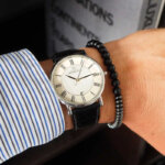 Montre Classique Homme cuir noir et Acier inoxydable HERBELIN 12248AP08 porté