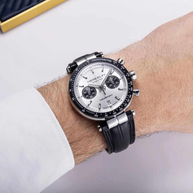 Montre EDITION LIMITEE Homme NEWPORT Héritage Automatique HERBELIN, Acier inoxydable et cuir noir portée