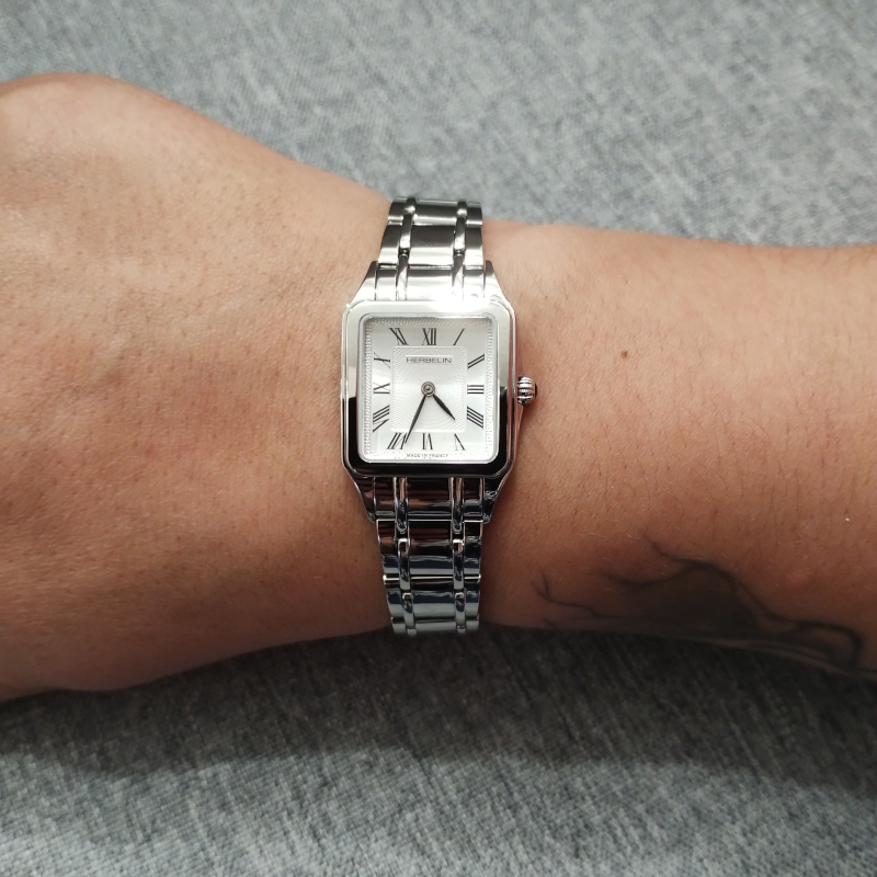 Montre Femme LUNA HERBELIN Acier inoxydable 17457B01 portée