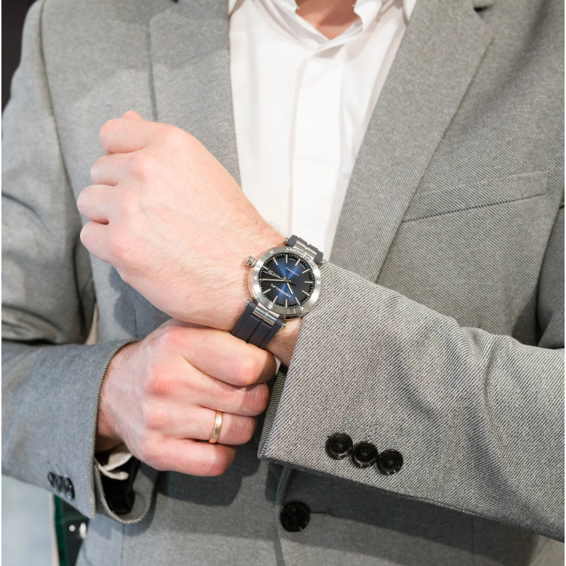 Montre-Newport-Automatique-Homme-Acier-inoxydable-et-Elastomere-FKM-HERBELIN-1768A15CB-portée Montre Homme NEWPORT Automatique HERBELIN, Elastomère FKM et Acier inoxydable 1768A15CB portée