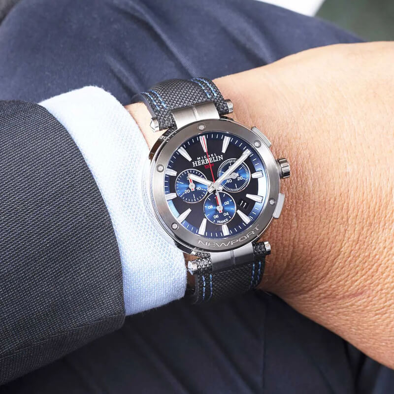 Montre Homme NEWPORT Chronographe HERBELIN, Acier inoxydable et cuir bleu 37688AG65 portée