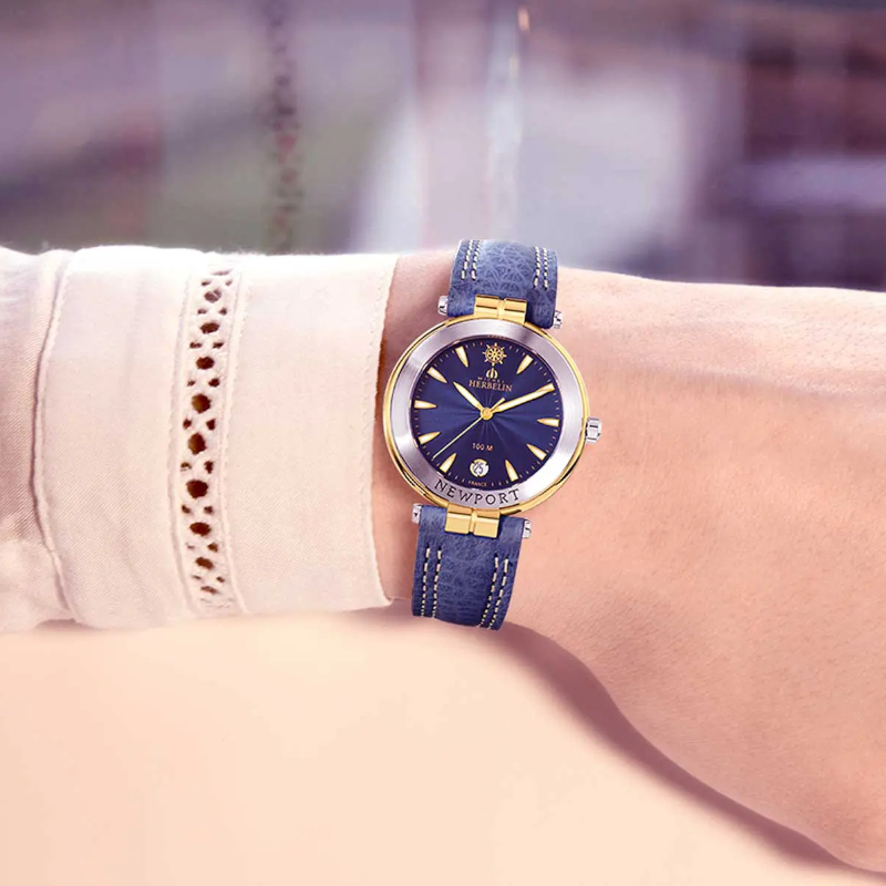 Montre Femme NEWPORT Originals HERBELIN, Acier inoxydable bicolore et Cuir bleu 14255T35 portée