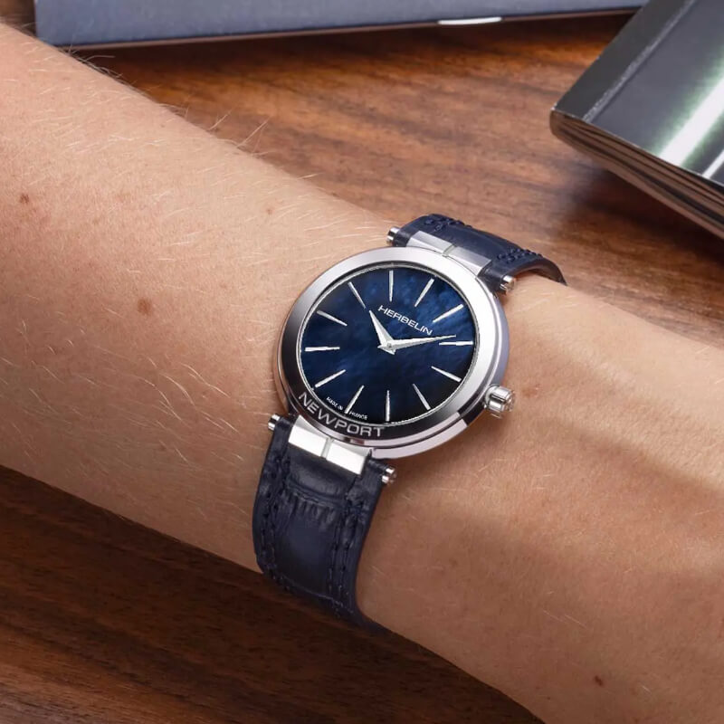 Montre-Newport-slim-Femme-cuir-bleu-et-Acier-inoxydable-HERBELIN-16922AP60BL-portée Montre Newport slim Femme cuir bleu et Acier inoxydable HERBELIN 16922AP60BL portée