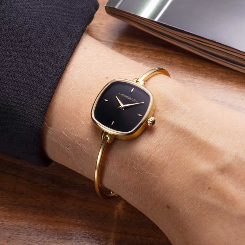 Montre Femme Fil HERBELIN Acier inoxydable doré 17207BP14 portée