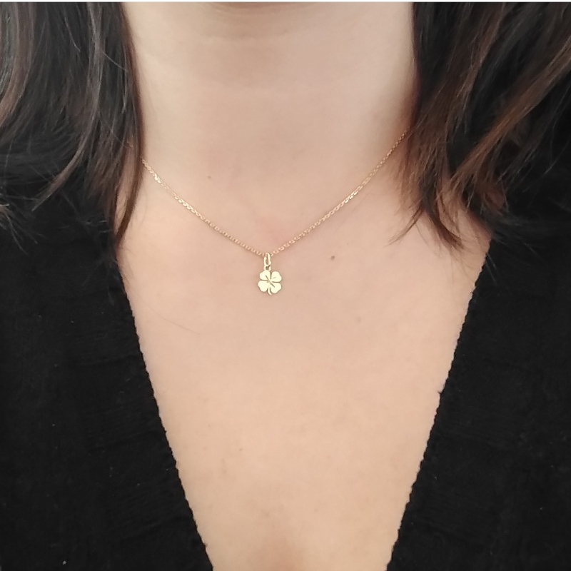 Pendentif-Trefle-Or-jaune-750-robbez-masson-3-7450-00-porte Pendentif Trèfle à 4 feuilles porte bonheur OR jaune 750/1000 ROBBEZ MASSON, porté