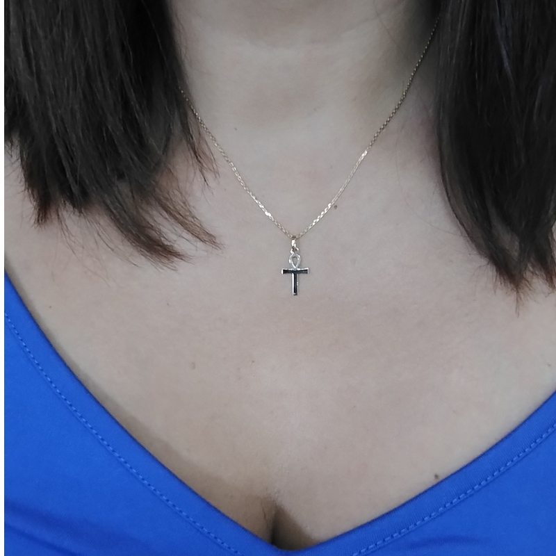 Pendentif-croix-Egyptienne-Ankh-Or-jaune-750-robbez-masson-3-7324-00-portée Pendentif croix Egyptienne Ankh Femme Or jaune 750/1000 ROBBEZ MASSON porté