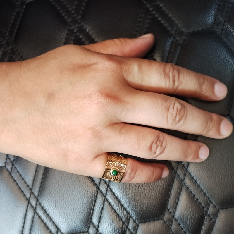 bague-ouverte-femme-acier-inoxydable-doré-malachite-robbez-masson-437156-portée Bague ouverte Femme Acier inoxydable doré et Malachite synthétique ROBBEZ MASSON portée