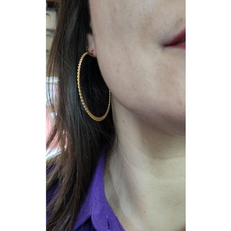 boucles-oreilles-creoles-femme-acier-inoxydable-doré-robbez-masson-435316-portees Boucles d’oreilles créoles Femme Acier inoxydable doré ROBBEZ MASSON portées