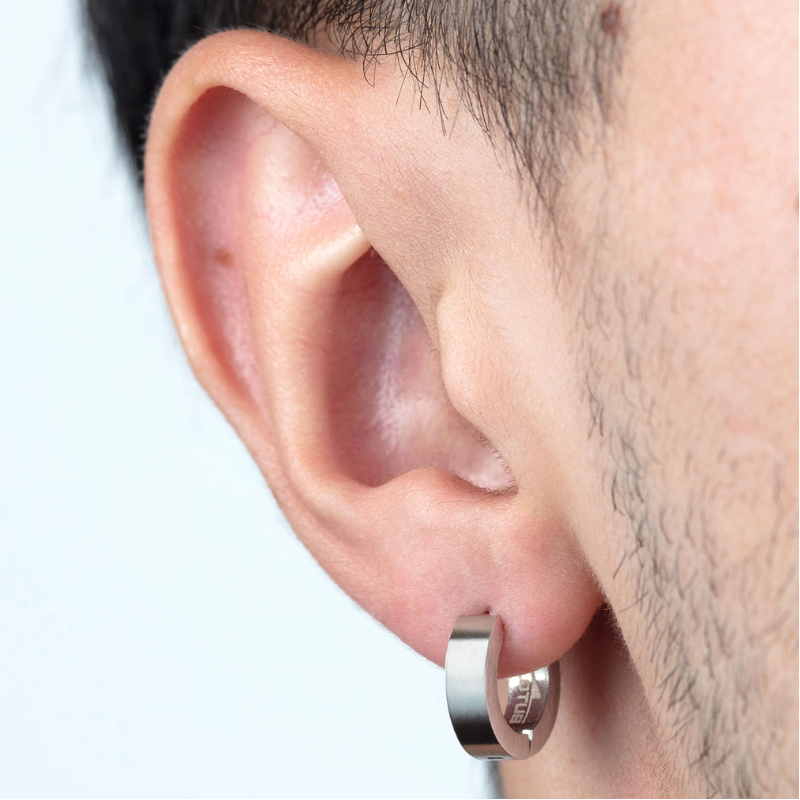 boucles-oreilles-creoles-homme-acier-inoxydable-LOTUS-LS2160-4-1-portées Boucles d’oreilles créoles Homme Acier inoxydable LOTUS LS2160-4/1 portées