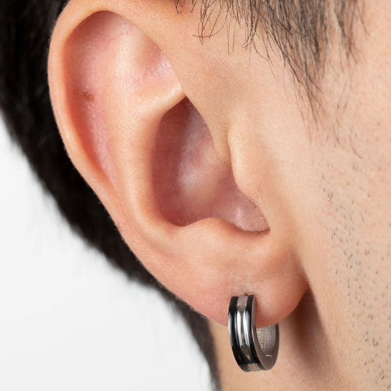 boucles-oreilles-creoles-homme-acier-inoxydable-PVD-noir-LOTUS-LS2151-4-1-portées Boucles d’oreilles créoles Homme Acier inoxydable et PVD noir LOTUS LS2151-4/1 portées