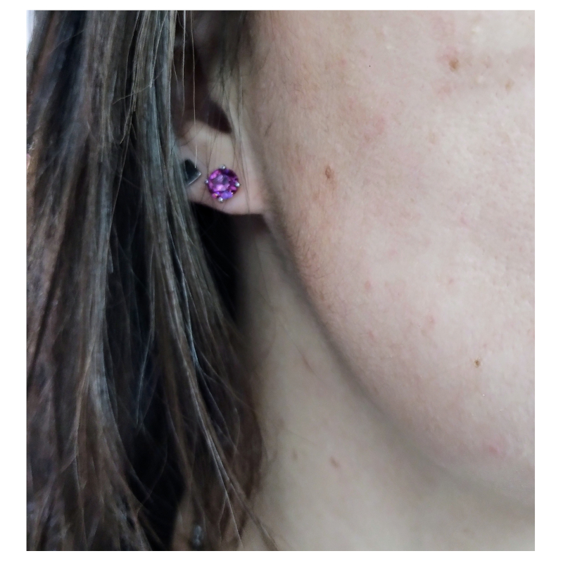 boucles-oreilles-femme-argent-925-et-oxydes-LOTUS-LP2005-4-2-porté Boucles d’oreilles Femme Argent 925/1000 et Oxydes de zirconium mauves LOTUS LP2005-4/2 portées