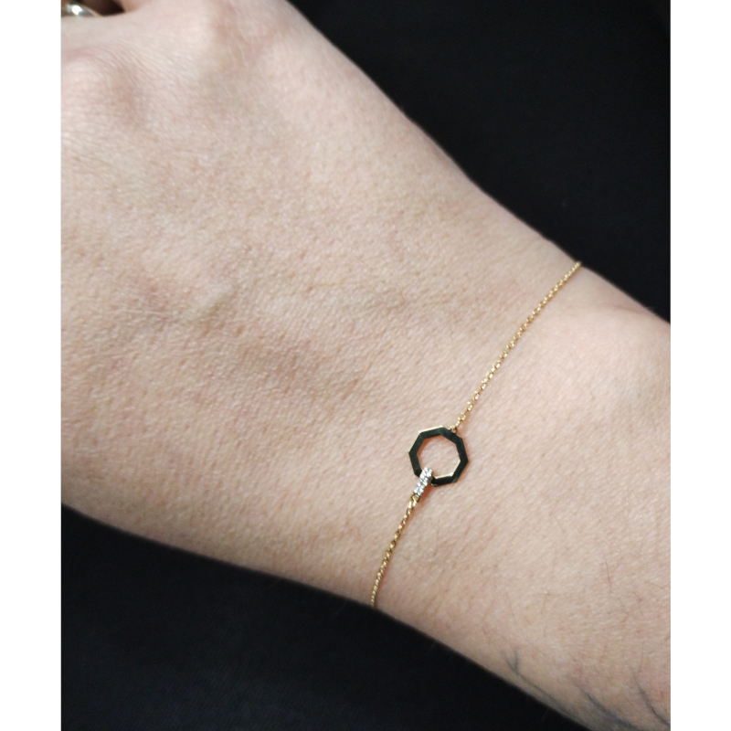 bracelet-femme-octogonal-or-jaune-750-et-diamants--robbez-masson-4-7200-33-porté Bracelet Femme Octogonal Or jaune 750/1000 et Diamants ROBBEZ MASSON porté