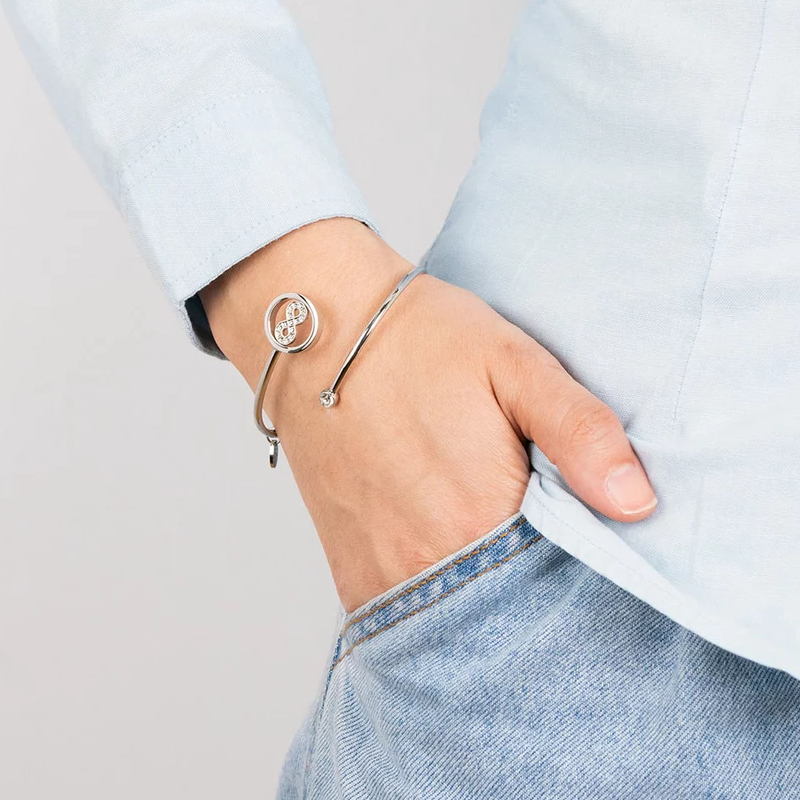 bracelet-ouvert-femme-acier-inoxydable-strass-infini-LOTUS-LS2169-2-4-porté Bracelet ouvert Femme Infini, Acier inoxydable et strass LOTUS LS2169-2/4 porté