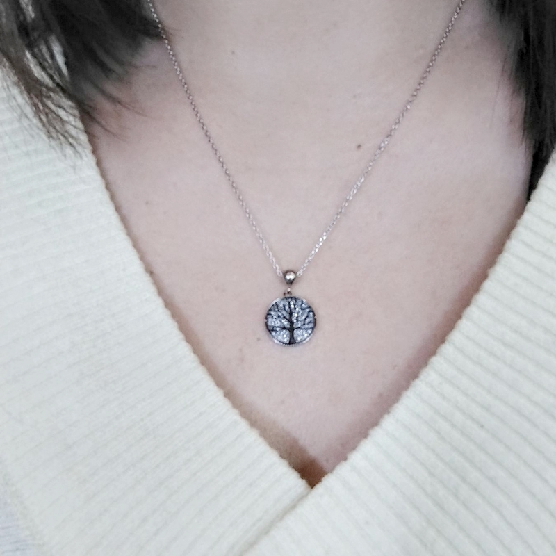 collier-femme-arbre-de-vie-acier-inoxydable-et-strass-LOTUS-LS2225-1-1-porté Collier Femme Arbre de vie Acier inoxydable et strass LOTUS LS2225-1/1 porté