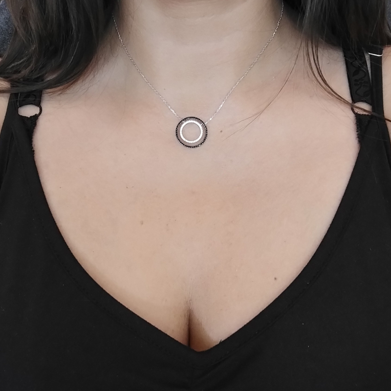 collier-femme-rond-argent-rhodié-et-oxydes-blancs-et-noirs-robbez-masson-332289-1-porté Collier rond Femme Argent 925/1000 et Oxydes de zirconium ROBBEZ MASSON porté