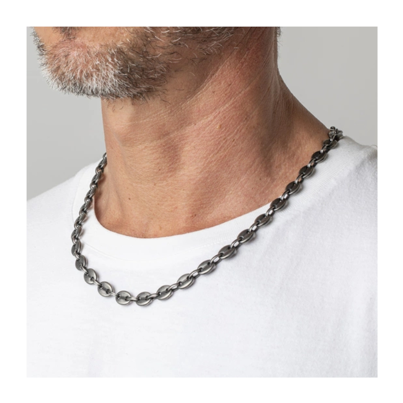 collier-homme-acier-inoxydable-grain-de-café-vieilli-LOTUS-LS2140-1-3-porté Collier Homme Acier inoxydable vieilli Grain de café LOTUS LS2140-1/3 porté