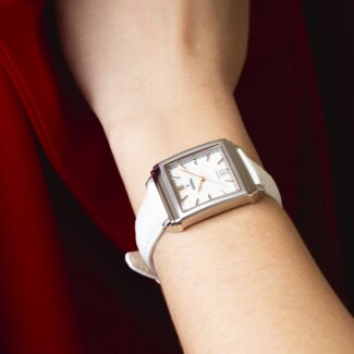 Montre » On the Square » Femme Cuir blanc et Acier inoxydable FESTINA F20682/1 portée