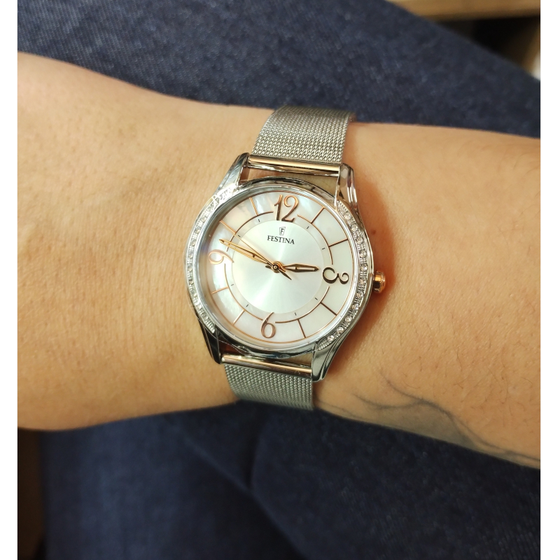 montre-FESTINA-femme-acier-inoxydable-F20420-1-portée Montre Femme Acier inoxydable FESTINA F20420/1 portée