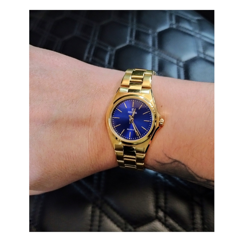 montre-classique-FESTINA-femme-bleue-acier-inoxydable-doré-F20557-4-portée Montre Classique Femme Acier inoxydable doré FESTINA F20557/4 portée