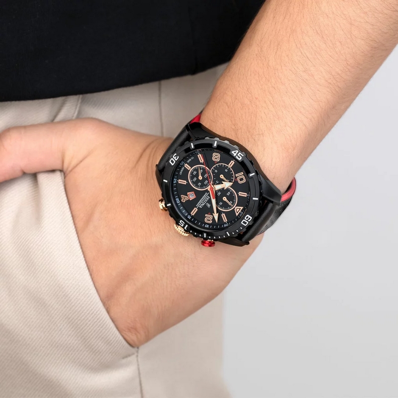 Montre Chronographe Homme, Acier inoxydable et Cuir noir FESTINA F20519/4 portée