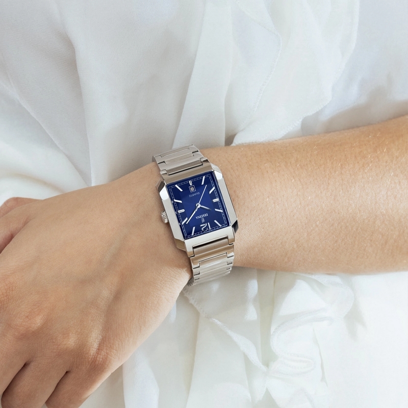 montre-rectangulaire-femme-FESTINA-acier-inoxydable-cadran-bleu-F20679-3-portée Montre » On the Square » Femme Acier inoxydable cadran bleu FESTINA F20679/3 portée