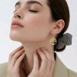 Boucles d'oreilles pendantes Arbre de vie et Cœur Femme Plaqué Or ROBBEZ MASSON, portées.