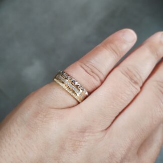 Bague Femme 3 Ors 750/100 et Diamants FACET RE868FMNCA016, portée.